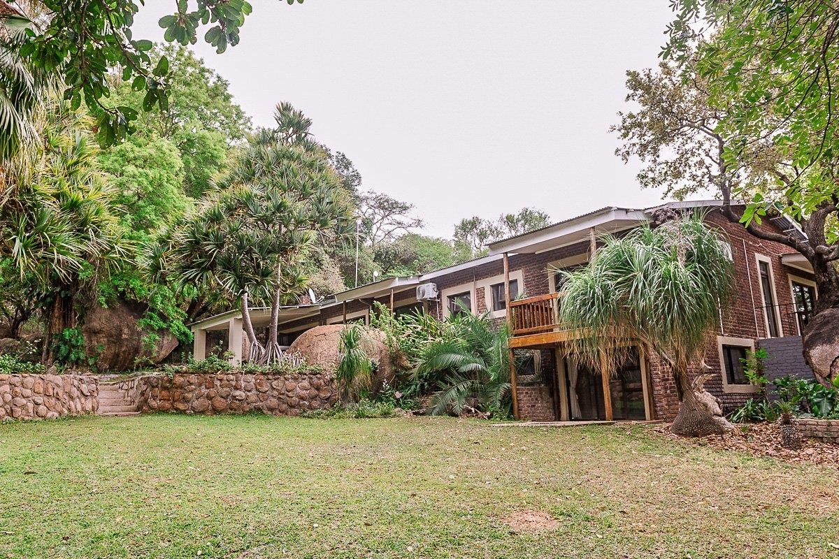 Big 5 game farm with extensive traversing - Photo 3