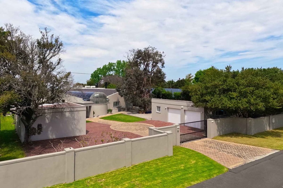 AN EXTRAORDINARY HOME - Photo 5