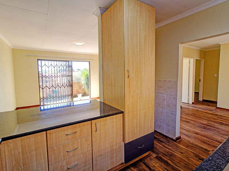 Bright Newly Painted Home with New Laminated Floors! - Photo 4