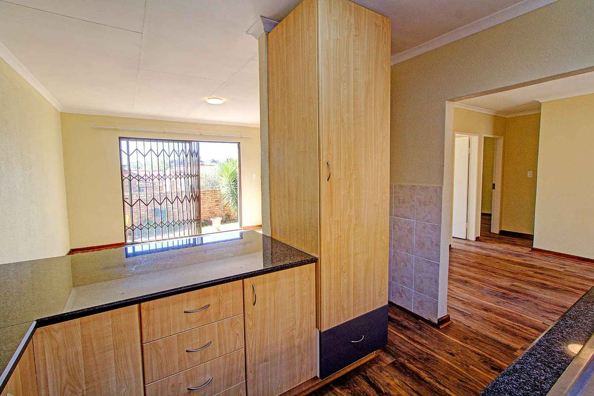 Bright Newly Painted Home with New Laminated Floors! - Photo 4