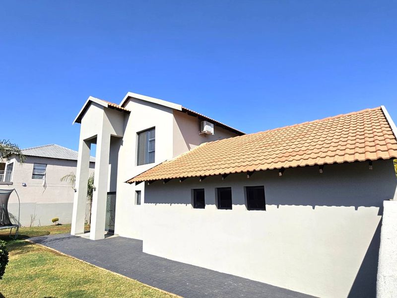 3 Bedroom Family Home in Melodie Hartbeespoort - Photo 2