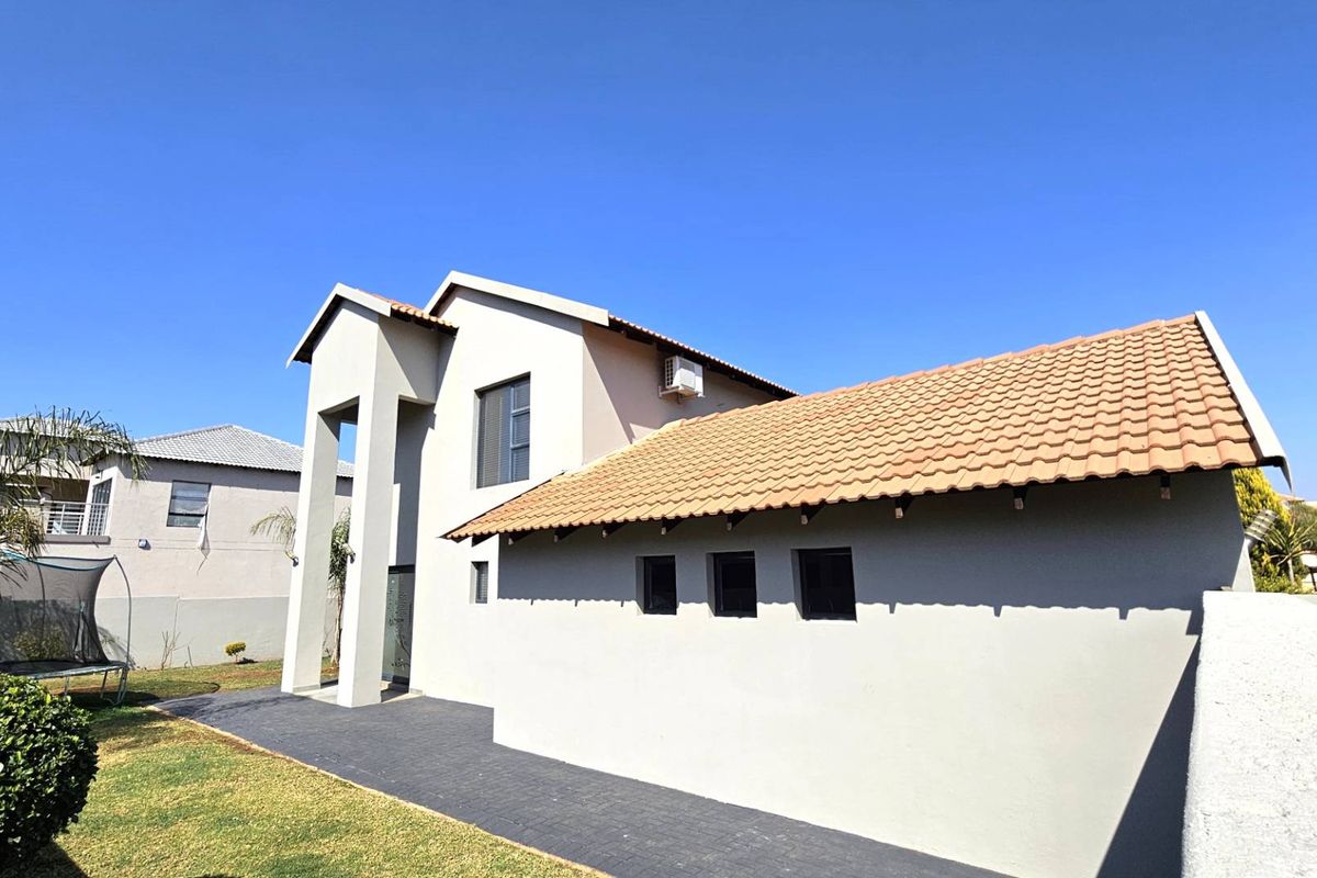 3 Bedroom Family Home in Melodie Hartbeespoort - Photo 2