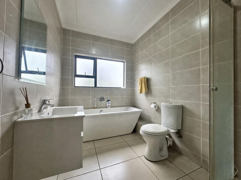 Very Well Priced 2 Bedroom On The Greenbelt For Sale In The Reid!!! - Photo 9