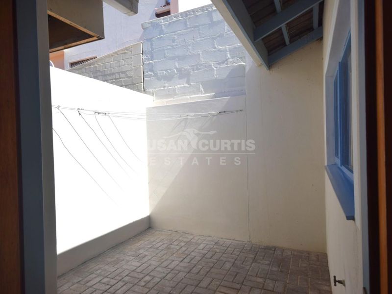 Secure back yard flat with a garage - Photo 9