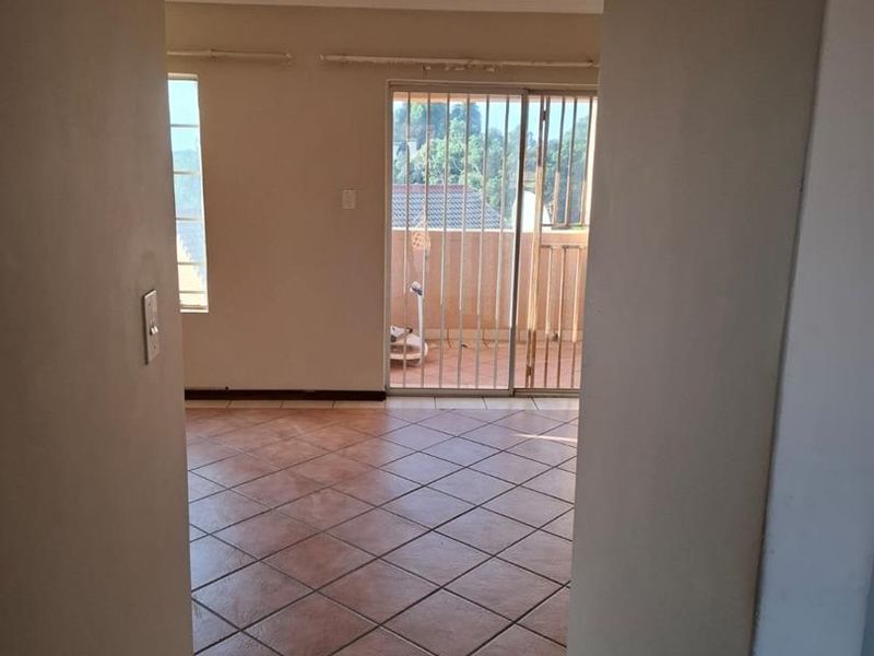 Spacious, secured unit in Mooikloof Ridge Estate - Photo 10