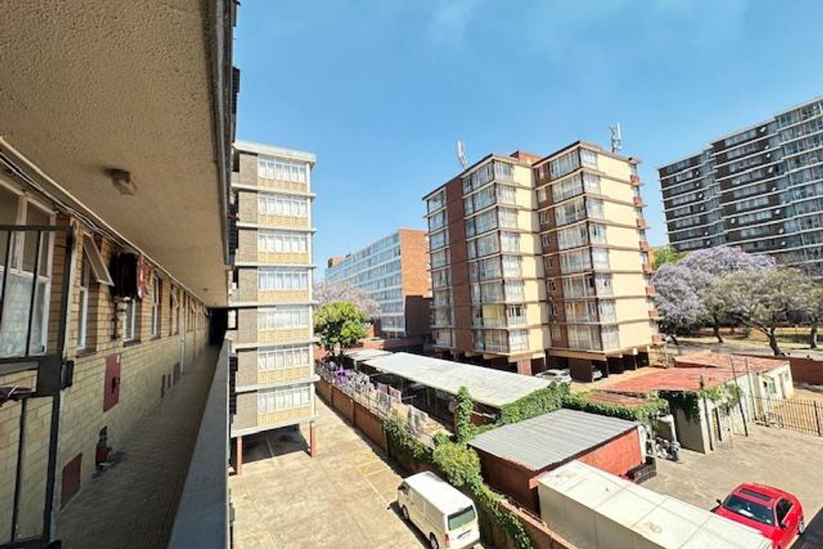 Invest or Settle: Ideal 1.5-Bedroom in Sunnyside - Photo 2