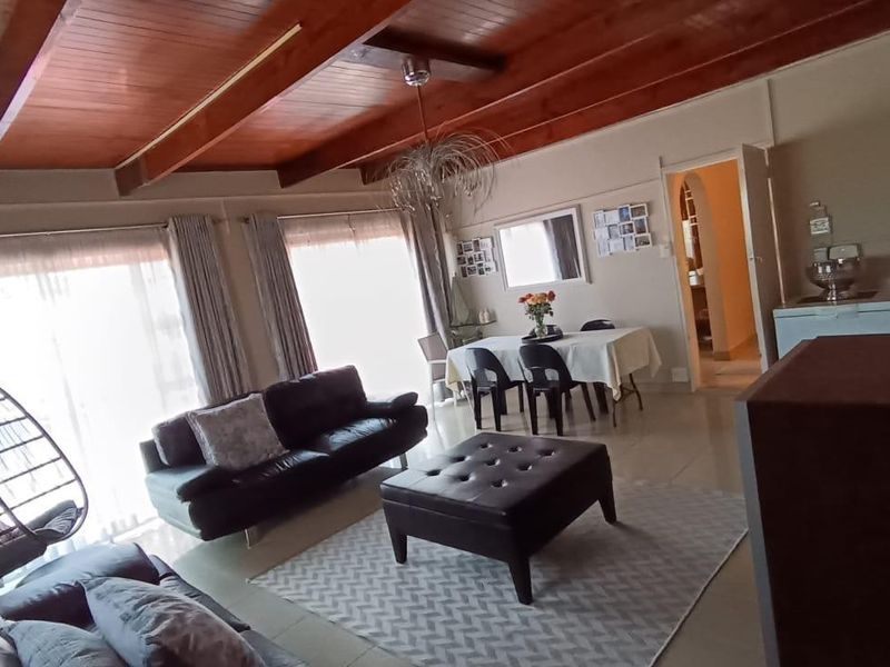 5 Bedroom House for sale in Silverglen - Photo 4