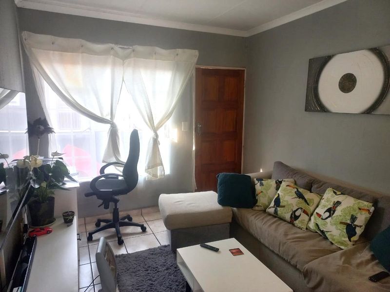 1 bedroom unit on first floor with great size balcony & play park, communal pool + 24 hour security - Photo 4