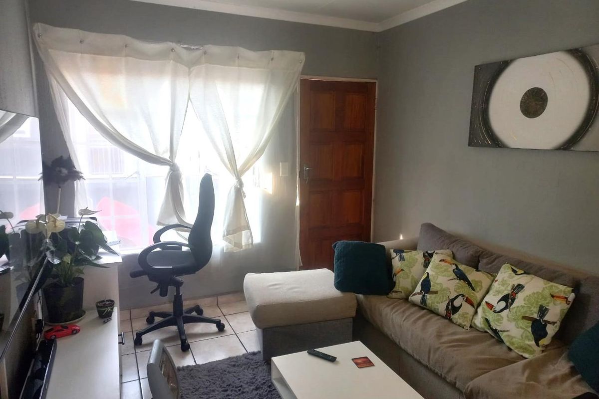 1 bedroom unit on first floor with great size balcony & play park, communal pool + 24 hour security - Photo 4