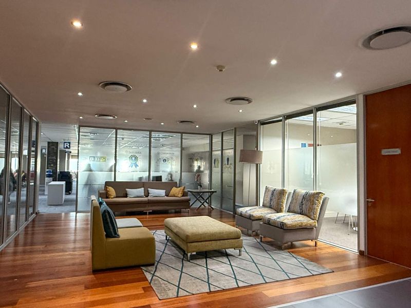 500m2 fully fitted out office to let in Soho on Strand - Photo 2