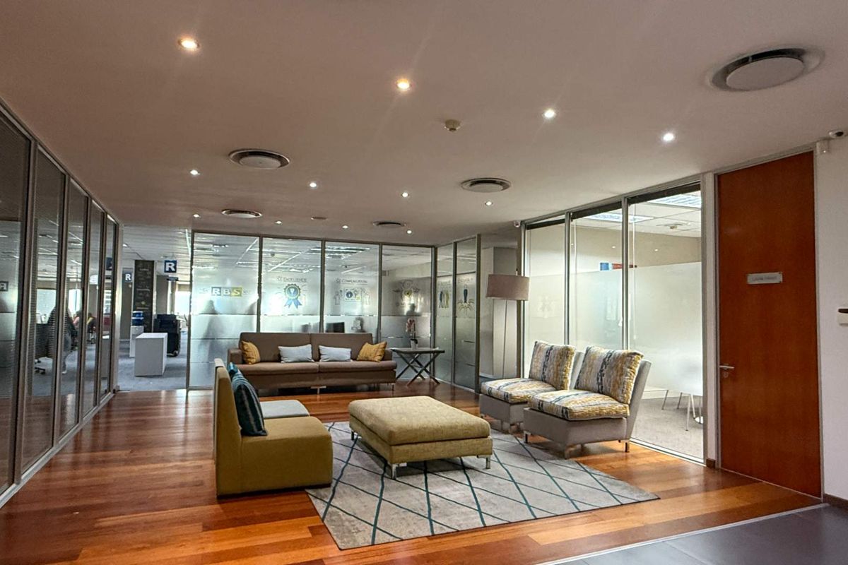 500m2 fully fitted out office to let in Soho on Strand - Photo 2
