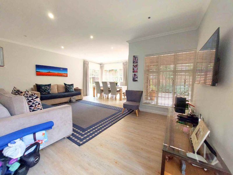 Fabulous Facebrick Townhouse has it all._ Pet-friendly | Garden | Staff Area | Energy Saving - Photo 6