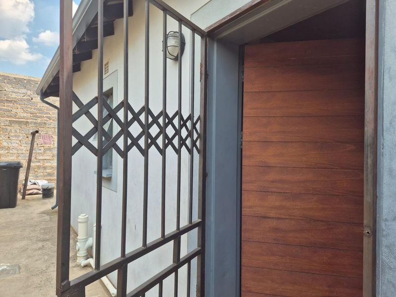 Clayville - R 900 000 Family Home - Photo 3