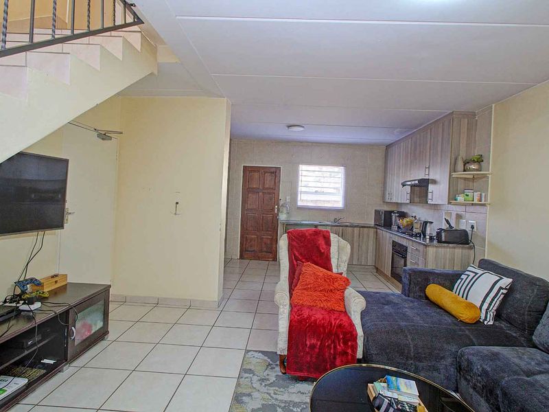 Charming Home with Expansive Main Bedroom! - Photo 7