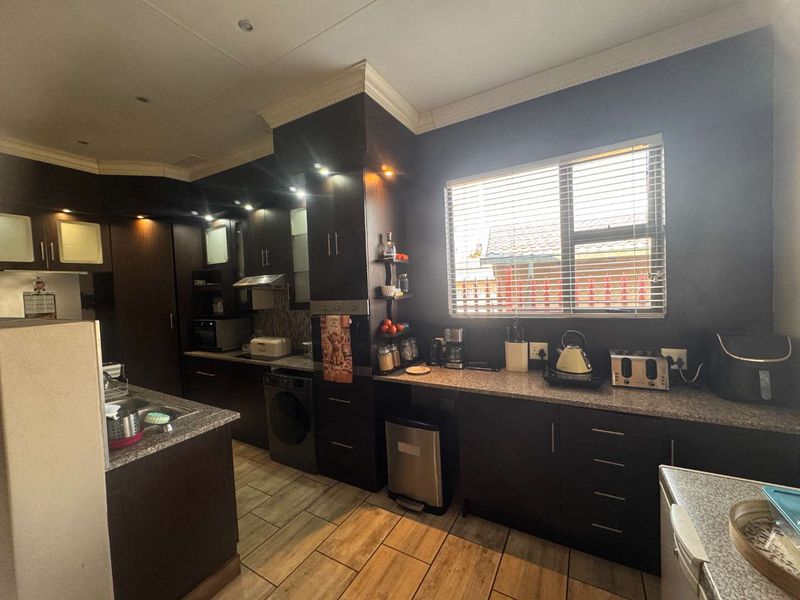 Move In Ready Family Home - Photo 2