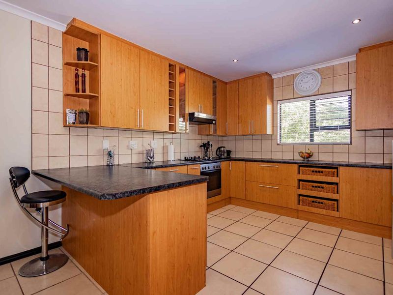 4 Bedroom House in Country Club - Photo 7