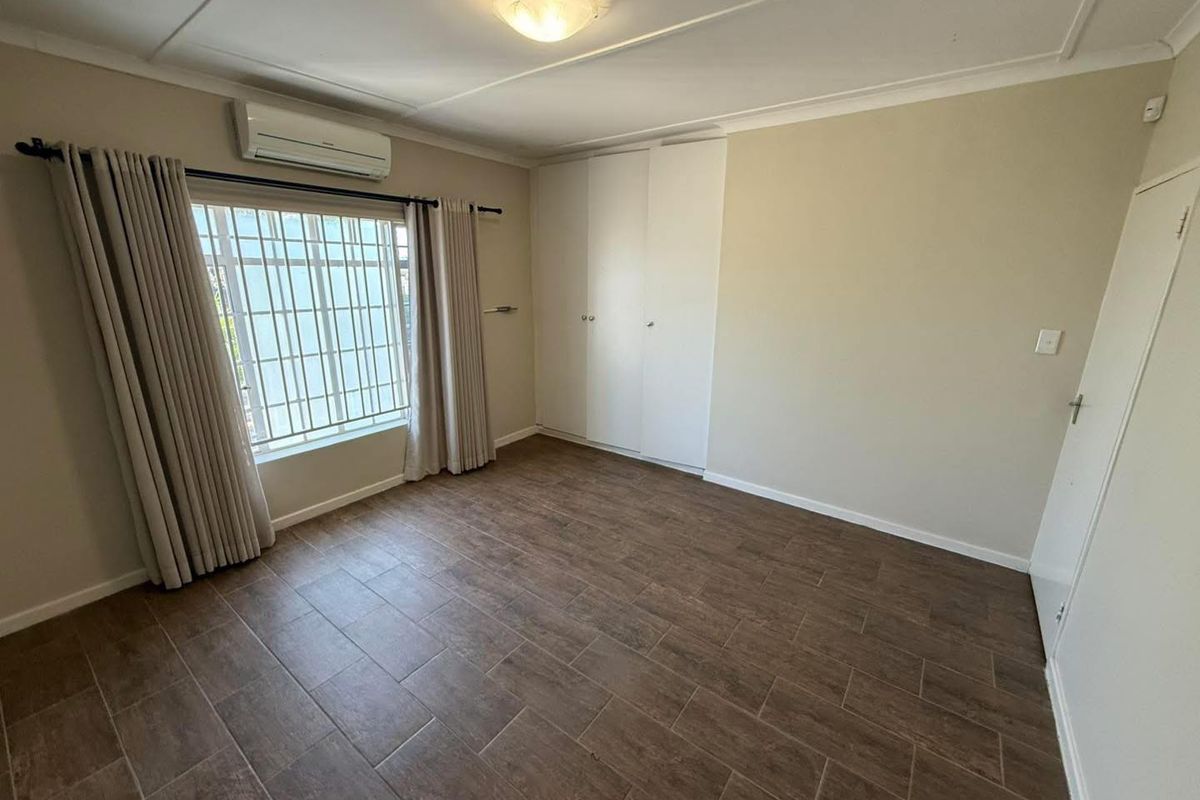 LARGE FAMILY HOME IN A DESIRABLE STREET OF OLYMPIA - Photo 5