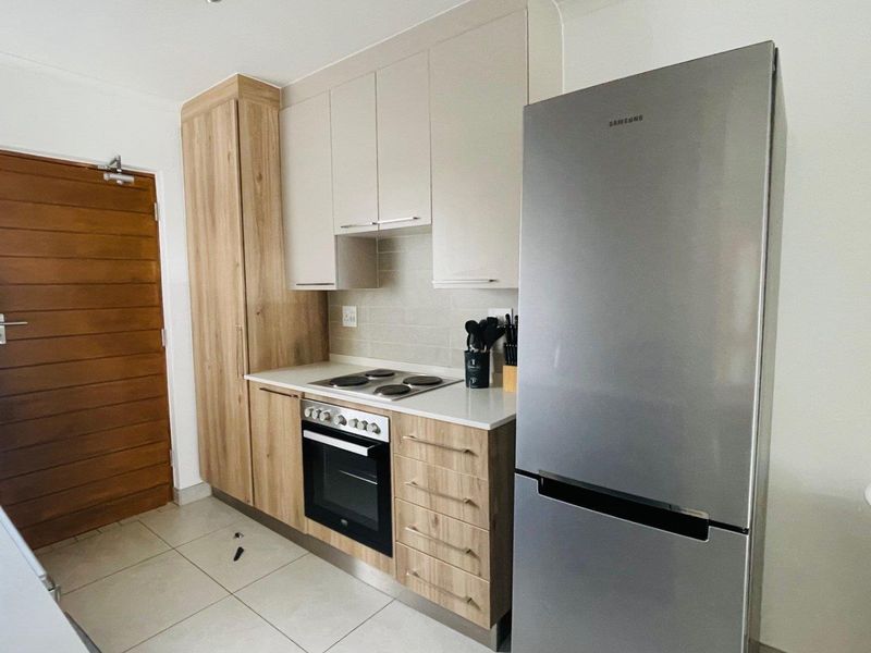 Gorgeous top floor Apartment with enclosed patio - Photo 6