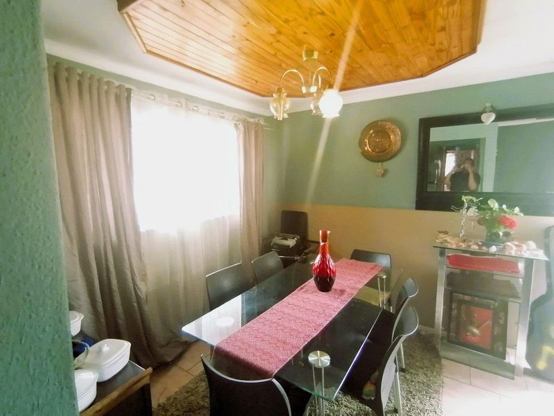 Spacious 3-Bedroom Home on a Generous Stand - Photo 5