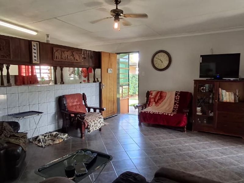 Grootfontein - Suburb Family House with Flat For Sale - Ext 4 - Photo 3