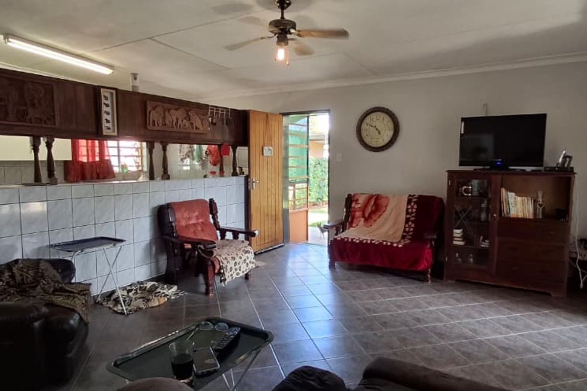 Grootfontein - Suburb Family House with Flat For Sale - Ext 4 - Photo 3