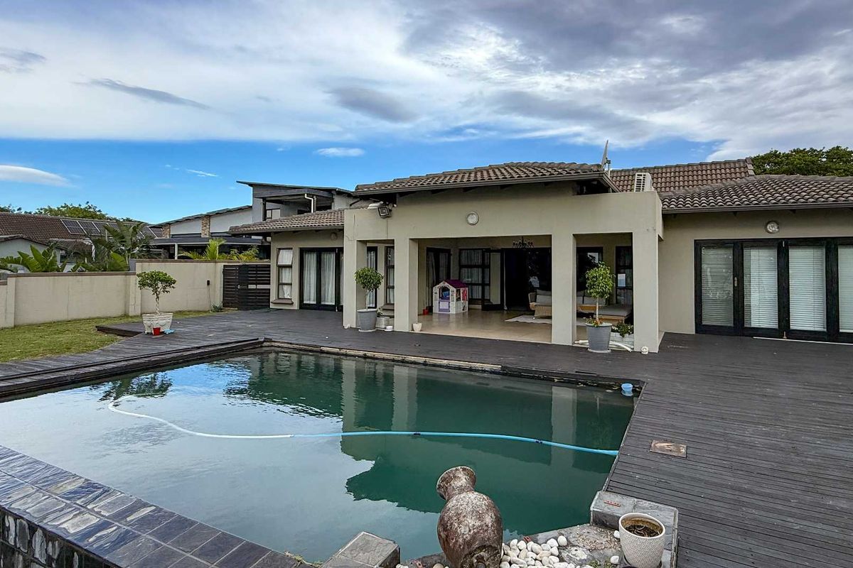 4-Bedroom Waterfront Home with Direct Access to the Golf Course - Photo 2