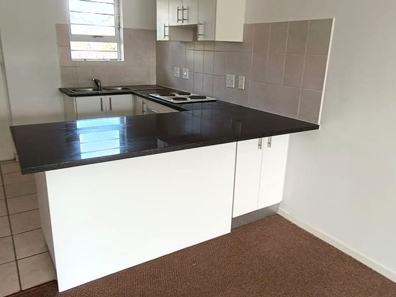 Quiet Clarendon Square Complex Klipkop Parow Valley - Photo 5