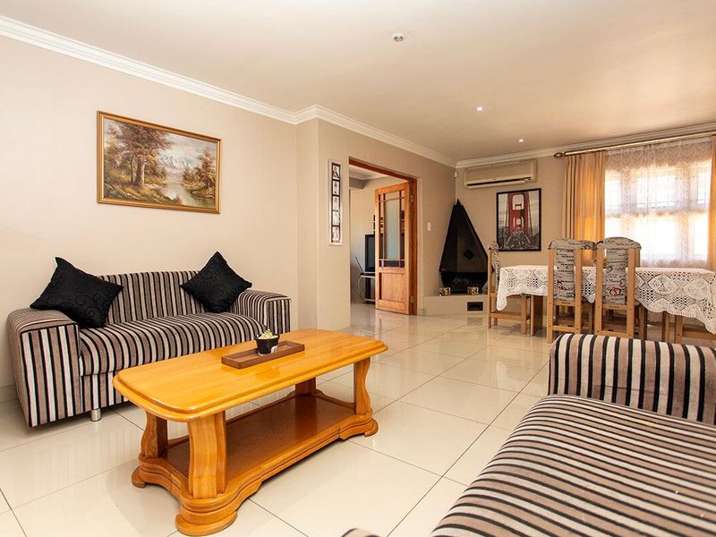 Luxury Living Redefined – Stunning 6 Bedroom Double Storey Family Home - Photo 7