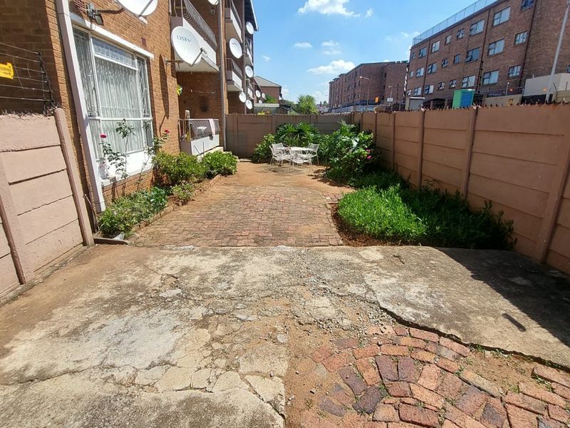 Charming 2-Bed Ground Floor Unit with Garden! - Photo 10