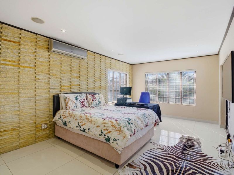 ​Modern Smart Home Masterpiece in Prestigious Lonehill - Photo 9