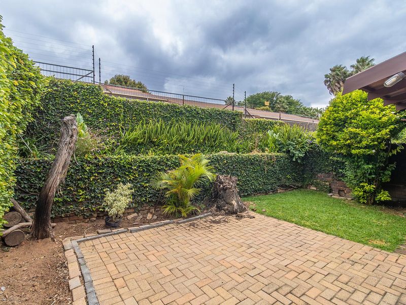 COZY UNIT IN POPULAR COMPLEX. - Photo 2