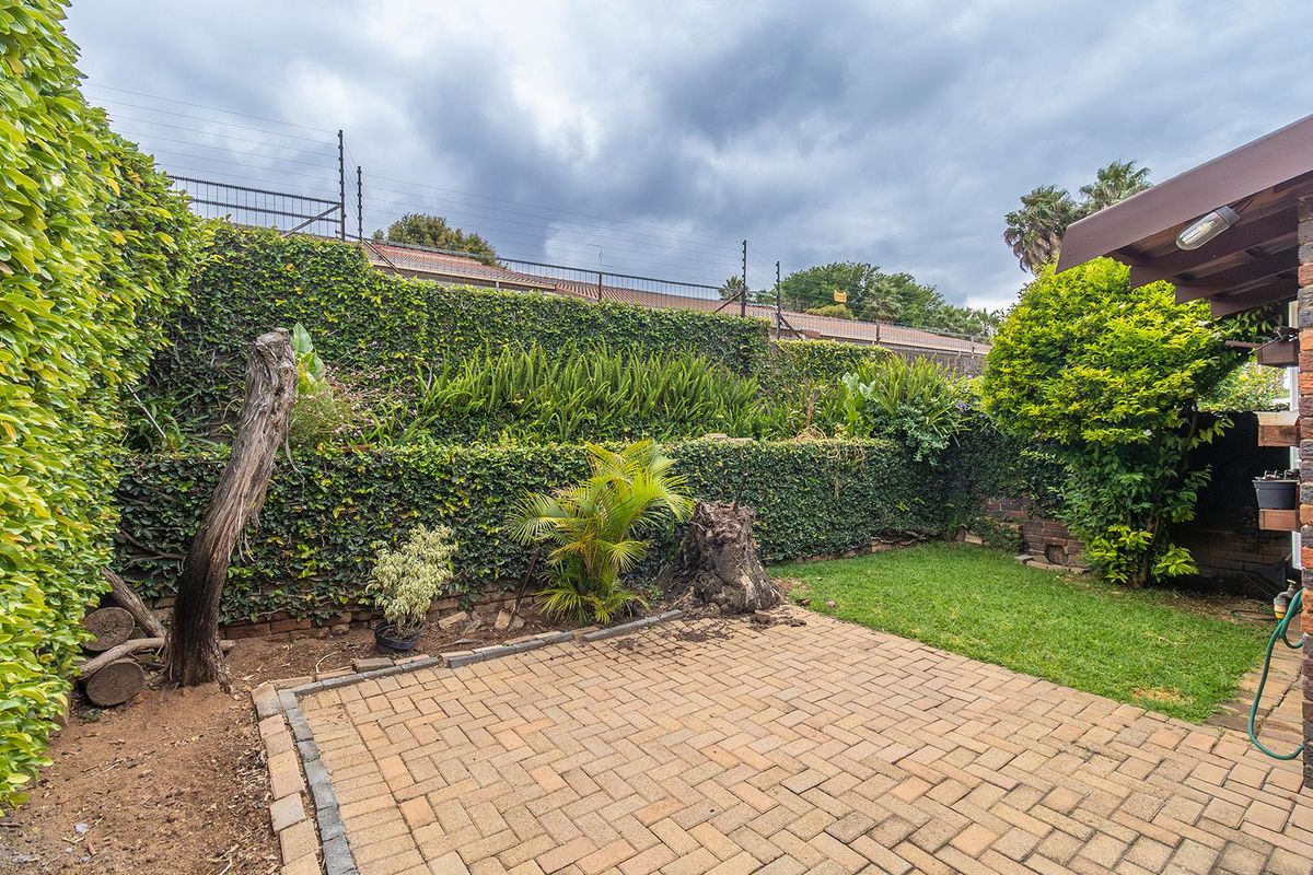 COZY UNIT IN POPULAR COMPLEX. - Photo 2