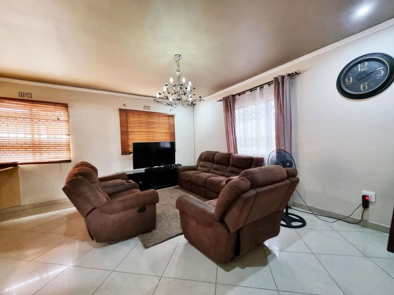 Welcome to Your Dream Family Home in Rainham, Phoenix! - Photo 5