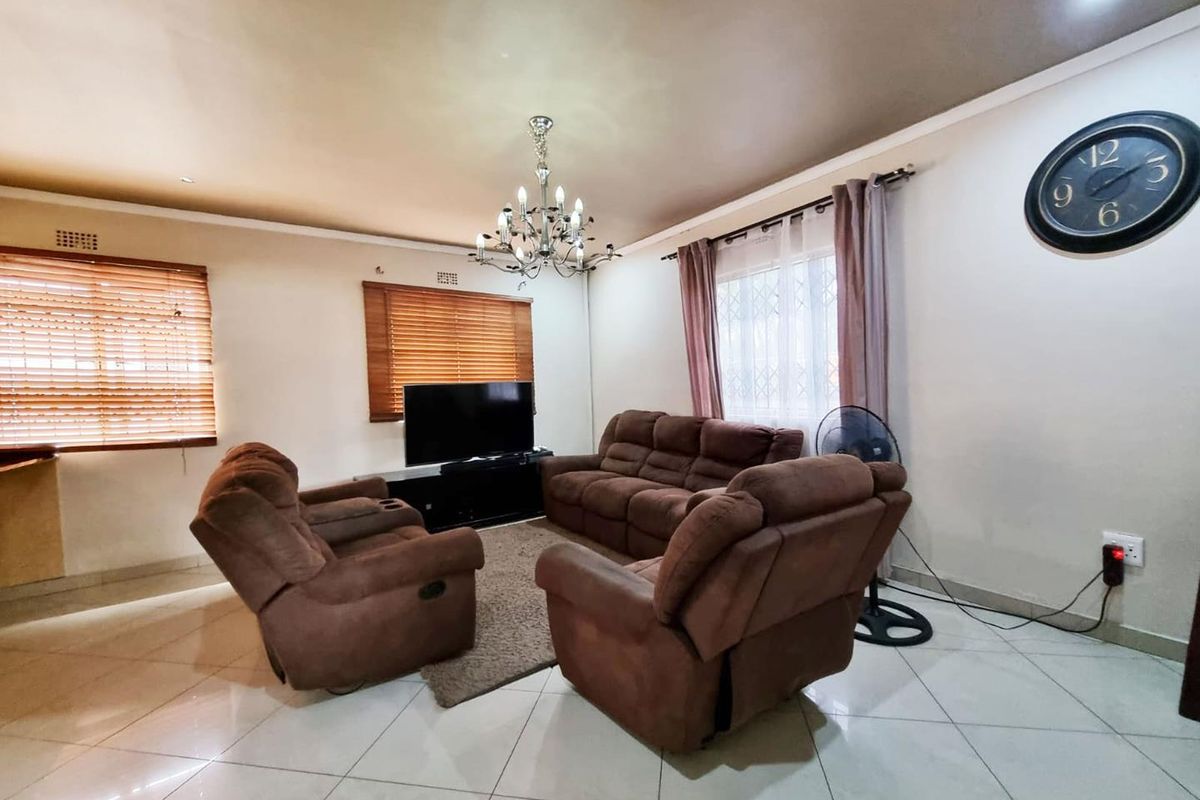 Welcome to Your Dream Family Home in Rainham, Phoenix! - Photo 5