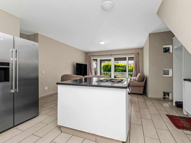 Lovely 2 Bedroom, 2 Bathroom Garden Apartment for Sale - Photo 3