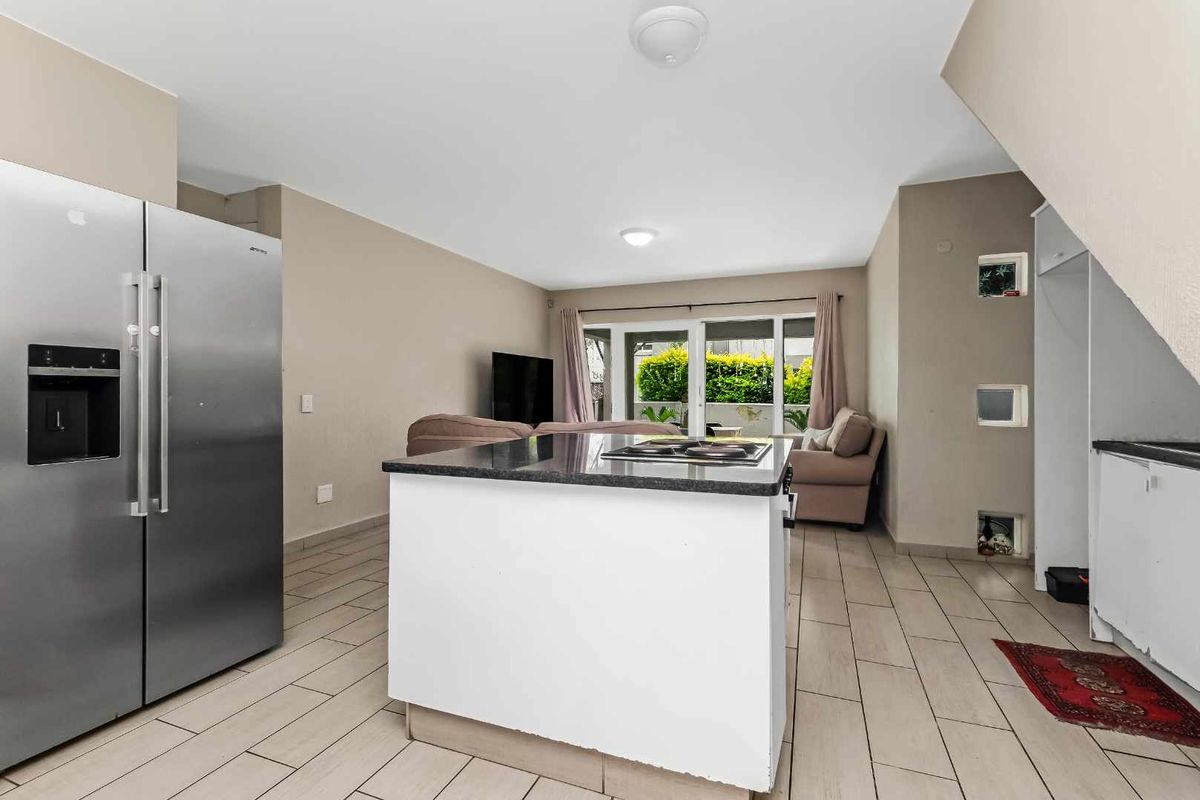 Lovely 2 Bedroom, 2 Bathroom Garden Apartment for Sale - Photo 3