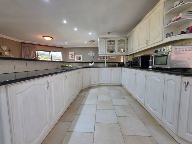 Prime Position 4 Bedroom Winston Park Home - Photo 8