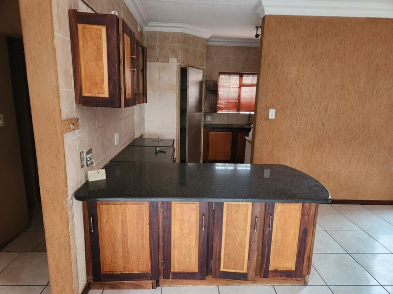 Priced to Sell - 3 Bedroom -2 Bathroom - Photo 6