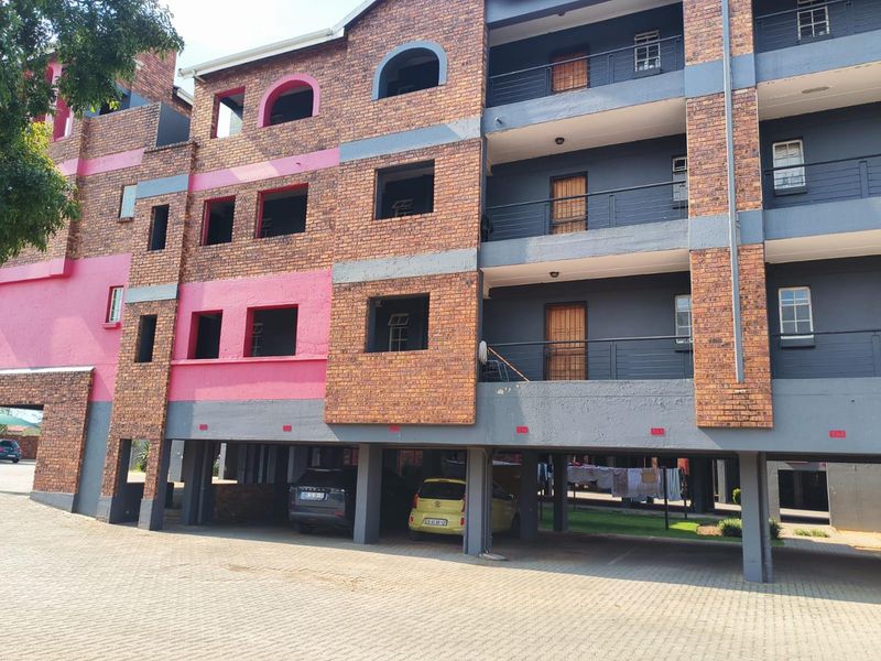 2 bedroom unit with 24 hour security guard! + pool in complex - Photo 6