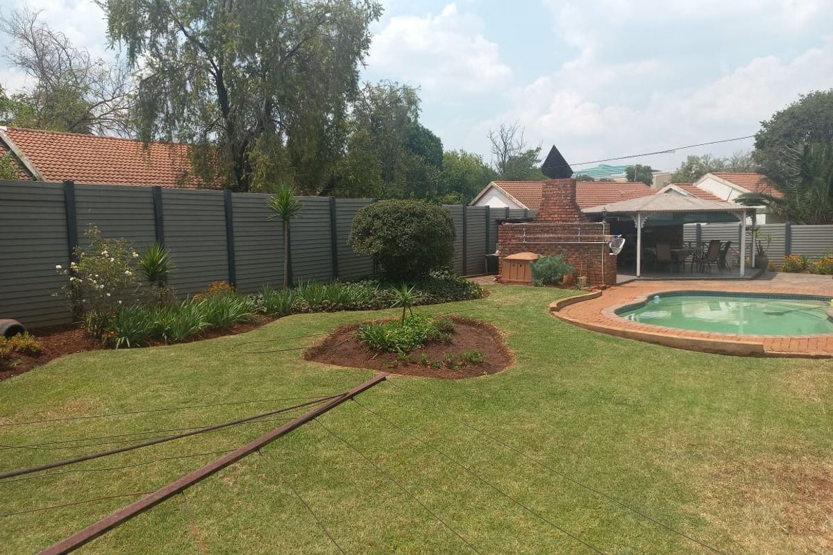 CHARMING FAMILY HOME IN THE HEART OF LYTTELTON MANOR!! - Photo 3