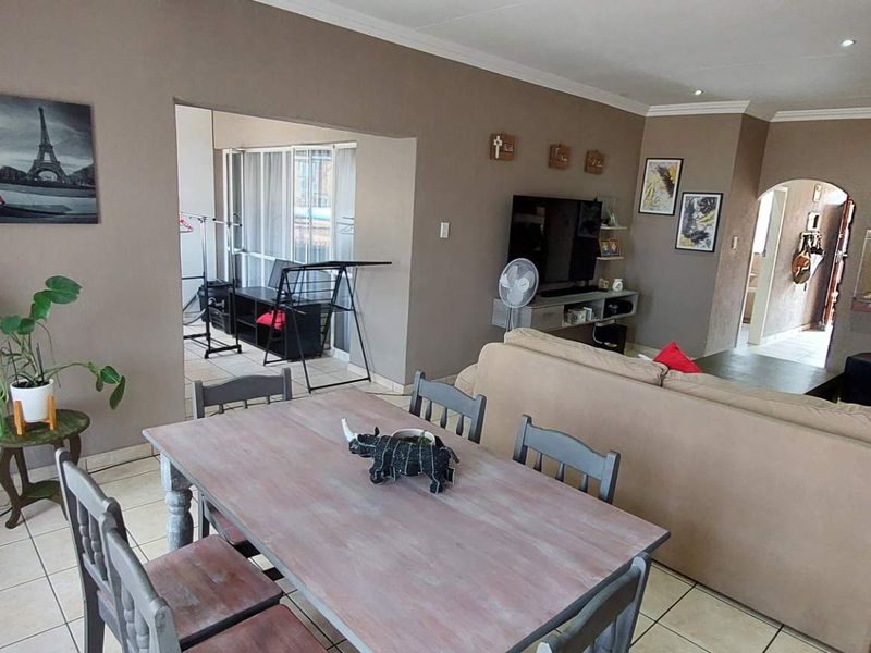 Pet Friendly 2 Bedroom Unit, in Town. - Photo 4