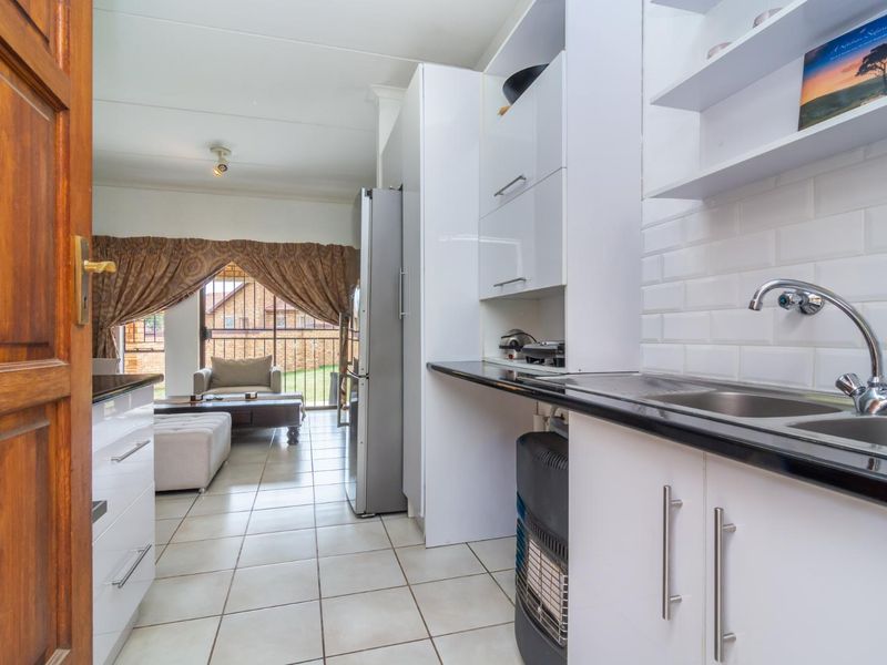 Where Contemporary Design Meets Every day Ease - Photo 2