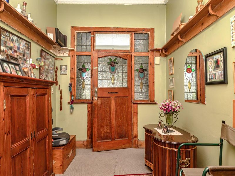 Elegant Home with Income-Generating Flats! - Photo 2