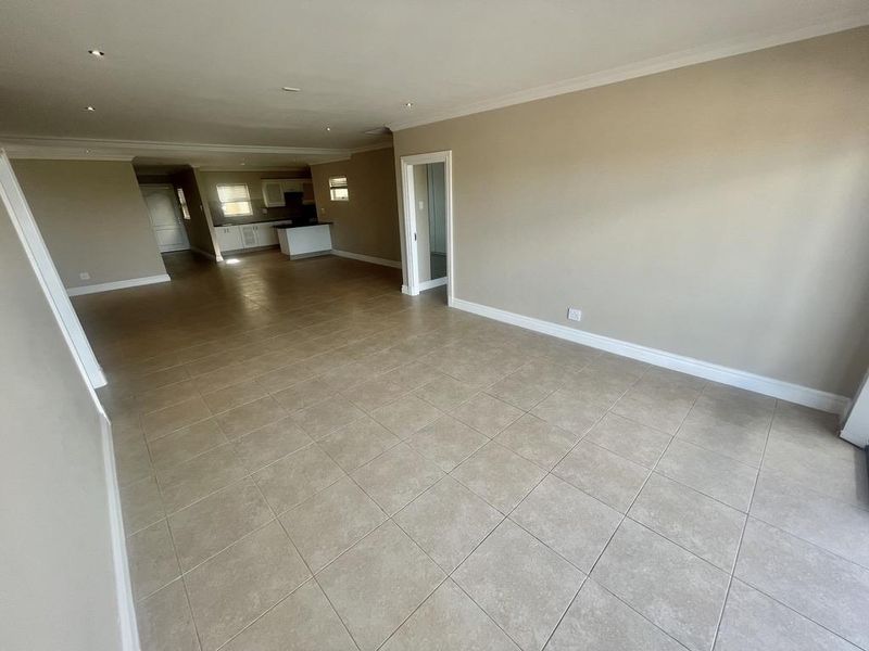 Stunning 3-Bedroom Townhouse with Panoramic Sea Views & Drive Up Access - Photo 9