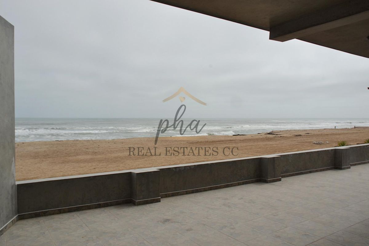 For Sale: Luxurious Beachfront Home with four bedrooms in Swakopmund - Photo 5