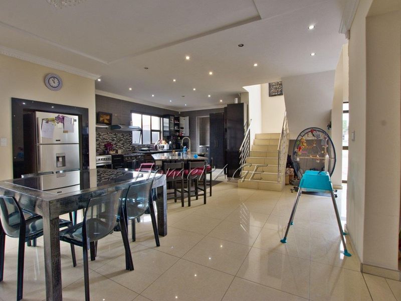 Fairway Estate, Walvis Bay:  Upmarket 5 Bedr Home is for Sale - Photo 7