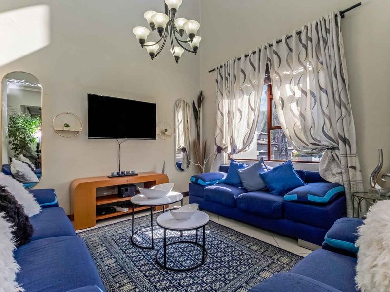 LOVELY SINGLE-LEVEL LIVING IN SOUGHT AFTER ESTATE SITUATED IN THE HEART OF BEVERLEY - Photo 3
