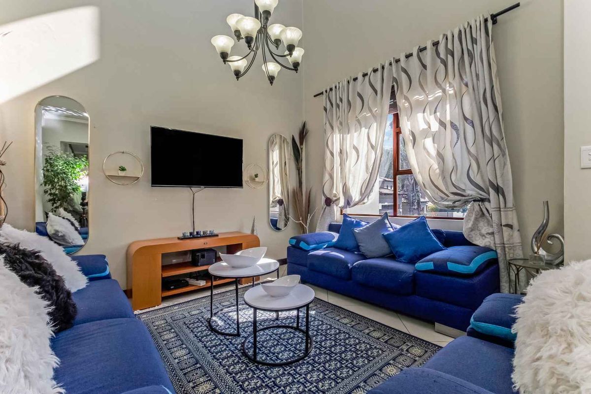 LOVELY SINGLE-LEVEL LIVING IN SOUGHT AFTER ESTATE SITUATED IN THE HEART OF BEVERLEY - Photo 3