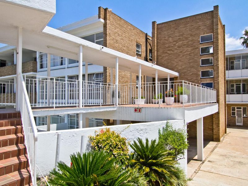 EXEPTIONAL 3 BED APARTMENT AT A REAL BARGAIN  SELLING PRICE - Photo 4