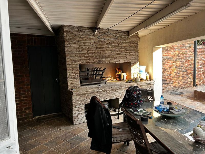 Charming 4-Bed Home in Quiet Old Vaalpark - Photo 3